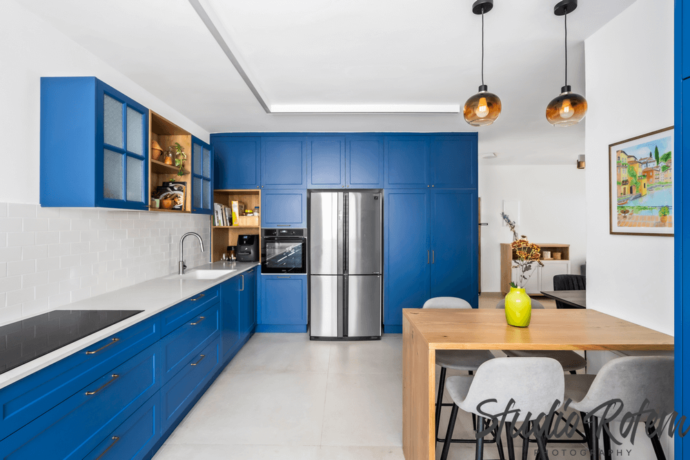 מטבח כחול בצורת ר מעוצב